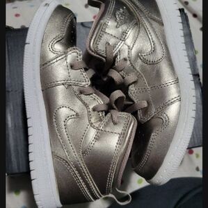 Jordan 1 mid unisex 10c